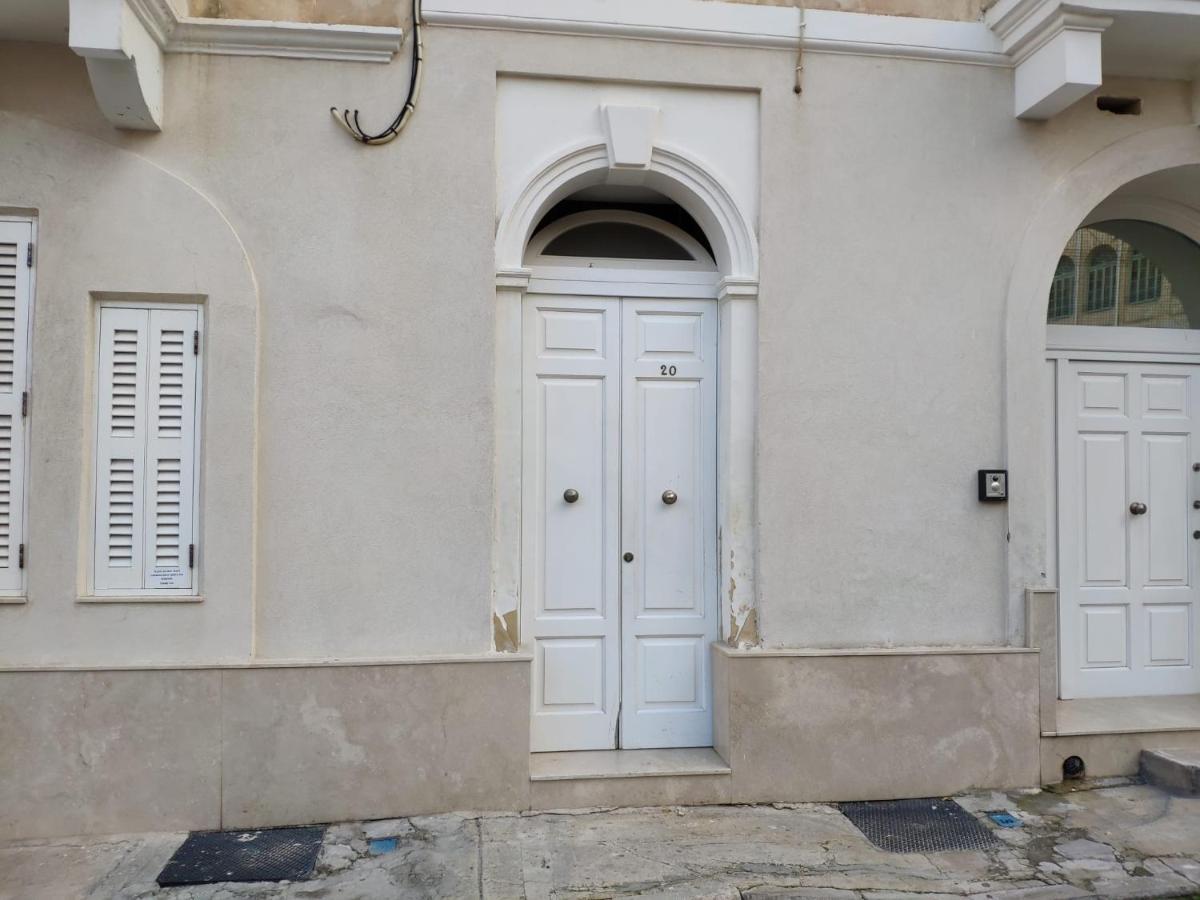 Bright And Central 2 Bedroom Apartment In Sliema Ngoại thất bức ảnh
